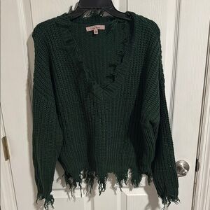 Love Tree Frayed Hem V-Neck Sweater in Forest Green